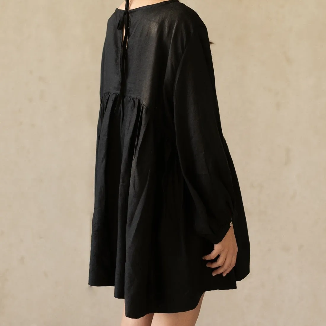 LINEN SOMERLUS DRESS IN NOIR AND MILK