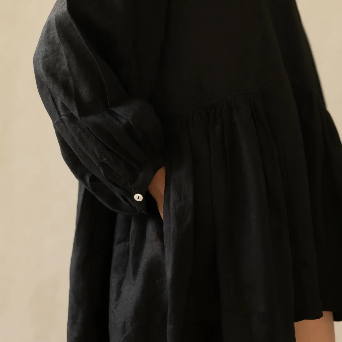 LINEN SOMERLUS DRESS IN NOIR AND MILK