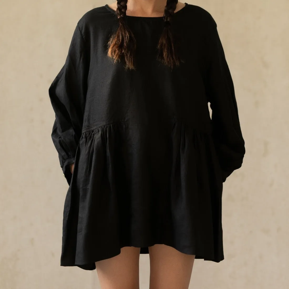 LINEN SOMERLUS DRESS IN NOIR AND MILK